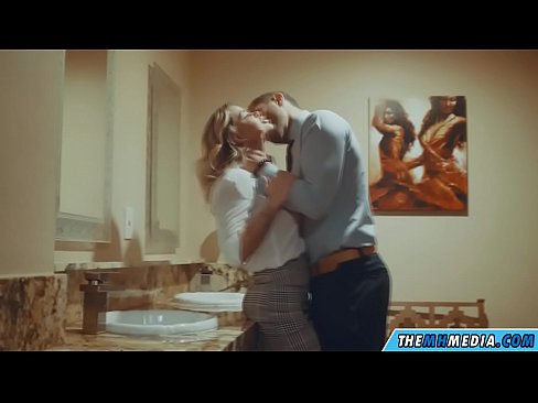 ❤️ Wanneer 'n rondborstige blondine jou in 'n openbare toilet verlei ❤️ Pornovideo op af.mrvideospornogratis.ru ﹏